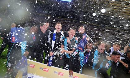 Οι ξέφρενοι πανηγυρισμοί της Λέστερ για την επάνοδό της στην Premier League έναν χρόνο μετά τον υποβιβασμό!