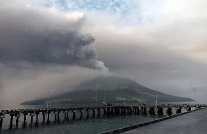 Ινδονησία: Νέα έκρηξη του ηφαιστείου Ρουάνγκ - Προειδοποιήσεις «κινδύνου εκτόξευσης πυρακτωμένων βράχων και τσουνάμι»