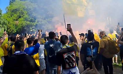 Χαμός από τους οπαδούς της Μακάμπι έξω από τη Χάλα Πιονίρ με συνθήματα και καπνογόνα!