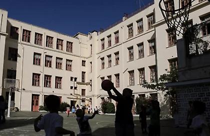 Μπουνιά με κλειδί στο πρόσωπο δέχθηκε 13χρονος έξω από σχολείο της Πάτρας– Του επιτέθηκαν 10 συμμαθητές του