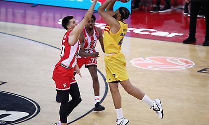 Το αμφισβητούμενο φάουλ του Πετρούσεφ για τρεις βολές του Πάρκερ που έδωσε τη νίκη στην Μπαρτσελόνα