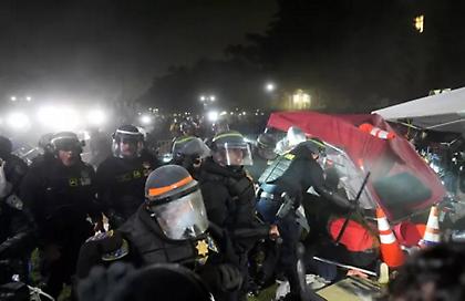 ΗΠΑ: Η αστυνομία εισέβαλε στο UCLA - Σφοδρές συγκρούσεις αστυνομικών - διαδηλωτών και νέες συλλήψεις