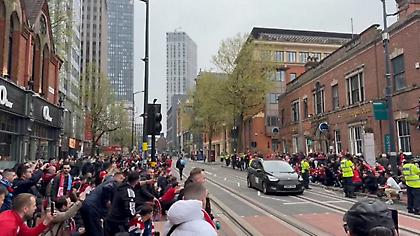 Κοκκίνισαν τους δρόμους στο Μπέρμιγχαμ και… ζεσταίνουν την ατμόσφαιρα οι οπαδοί του Ολυμπιακού