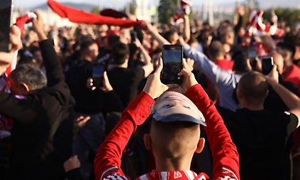 Καρέ-καρέ η υποδοχή των οπαδών στην αποστολή του Ολυμπιακού