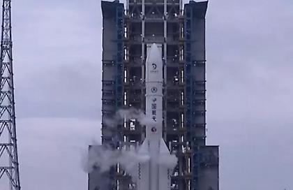 Η Κίνα εκτόξευσε το διαστημόπλοιο Chang'e 6: Θα συλλέξει δείγματα από τη σκοτεινή πλευρά της Σελήνης -