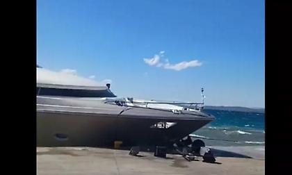 Σπέτσες: Θαλαμηγός χτύπησε στον προβλήτα λόγω των θυελλωδών ανέμων - Δείτε βίντεο
