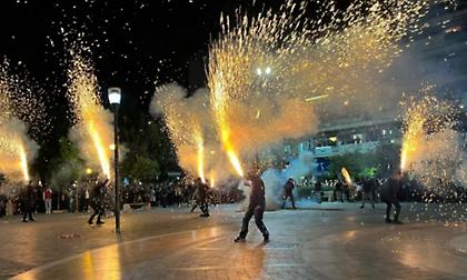 Αγρίνιο: Εκρηκτικό θέαμα από τους χαλκουνάδες - Δείτε βίντεο