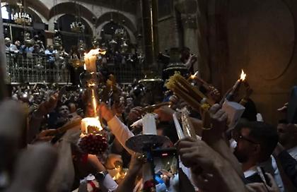 Έφτασε στην Αθήνα το Άγιο Φως: Από το αεροδρόμιο στο μετόχι του Παναγίου Τάφου και σε όλες τις Μητροπόλεις