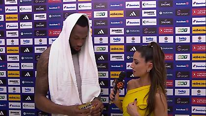 Τήρησε την υπόσχεσή του ο Ντόντα Χολ και κέρασε ζελεδάκια την Τουρκάλα δημοσιογράφο