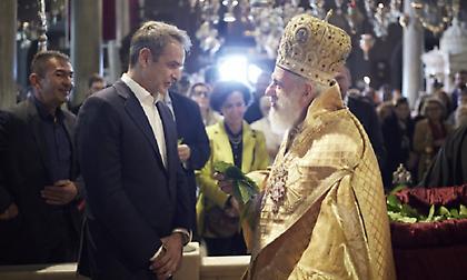 Στην πρώτη Ανάσταση στον Ιερό Ναό Ευαγγελίστριας της Τήνου ο Κυριάκος Μητσοτάκης