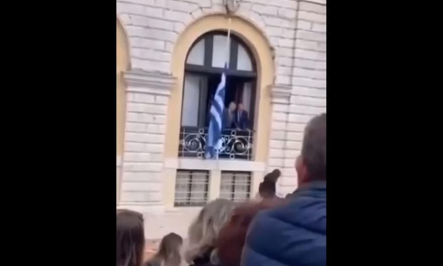 Σοκαριστικό ατύχημα στην πρώτη Ανάσταση της Κέρκυρας: «Έφαγε» τον μπότη στο κεφάλι- Δείτε βίντεο