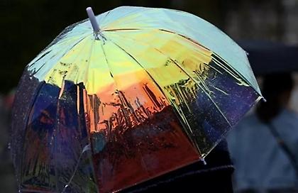 Με ομπρέλες η Ανάσταση - Με άστατο καιρό το ψήσιμο του οβελία αύριο Πάσχα- Πού θα βρέξει