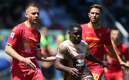 Όρθια στη Σαρδηνία η Λέτσε και… κλείνει το μάτι στην παραμονή!