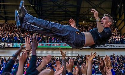 «Θα απολυθεί σε λίγους μήνες»: Ο ΜακΚένα διέψευσε κάθε προγνωστικό με τις back to back ανόδους της Ίπσουιτς!