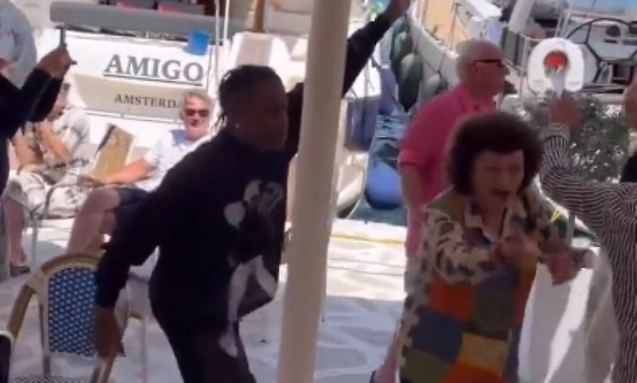 Μεράκλωσε με Καρρά σε ελληνικό νησί ο Τράβις Σκοτ!