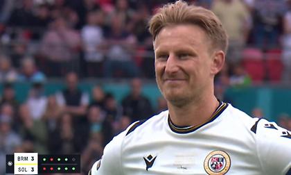 Ο ορισμός του κρύου αίματος: Ο αρχηγός της Μπρόμλεϊ έσκασε χαμόγελο & έστειλε την ομάδα του για πρώτη φορά στην EFL!