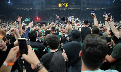 Ξέφρενοι πανηγυρισμοί στο ΟΑΚΑ - Στο παρκέ οι οπαδοί του Παναθηναϊκού μετά την πρόκριση στο Final 4!