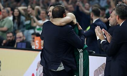 Η αγκαλιά του Σλούκα με τον Αταμάν!