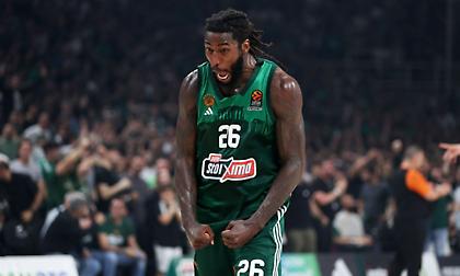 Τρελάθηκε ο Λεσόρ - Βγήκε ημίγυμνος να πανηγυρίσει με τους οπαδούς του Παναθηναϊκού