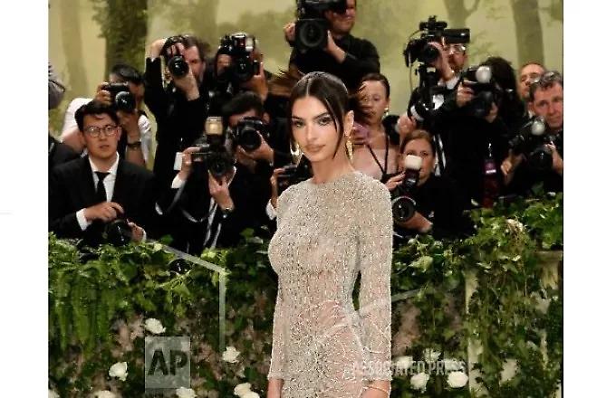 Η Έμιλι Ραταϊκόφσκι «έριξε» το Instagram - Έδειξε την πίσω όψη του φορέματος που έβαλε στο Met Gala