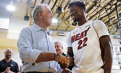 Ο Πατ Ράιλι έβαλε στη θέση του τον Μπάτλερ: «Αν δεν παίζεις, το βουλώνεις»