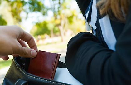 Προσοχή στις αγκαλιές από αγνώστους: Γιατί μπορεί να σας κοστίσουν ακριβά