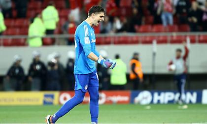 Αποθεώθηκε από τον κόσμο του Ολυμπιακού κατά τη διάρκεια της προθέρμανσής του ο Τζολάκης