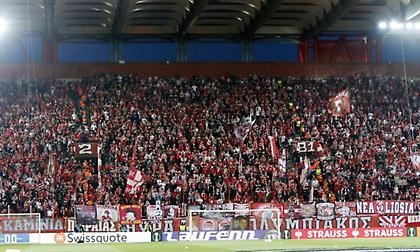 Τρελάθηκαν με την ατμόσφαιρα στο «Καραϊσκάκης» οι παίκτες της Άστον Βίλα: Τραβούσαν βίντεο το κατάμεστο πέταλο!