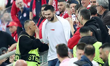 Αποθεώθηκε από τους φίλους του Ολυμπιακού στο Καραϊσκάκη ο Παπανικολάου!