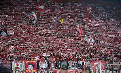 Μαγική ατμόσφαιρα και χιλιάδες υψωμένα κασκόλ στο «Καραϊσκάκης» κατά την είσοδο των ομάδων!