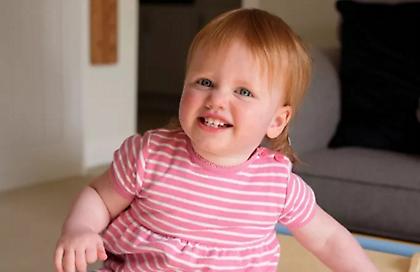 Κοριτσάκι στη Βρετανία που γεννήθηκε κωφό, άκουσε για πρώτη φορά χάρη σε νέα γονιδιακή θεραπεία (video)