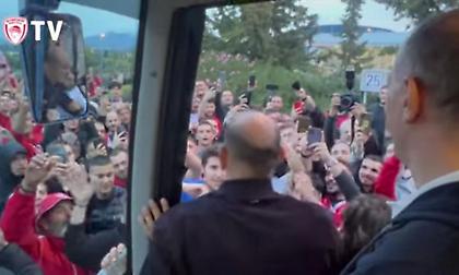 Ολυμπιακός: Η υποδοχή στο αεροδρόμο και το «Πάμε Βερολίνο να το πάρουμε» του Παναγιώτη Αγγελόπουλου