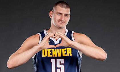 Η απίθανη ιστορία του Γιόκιτς με την πανέμορφη αεροσυνοδό