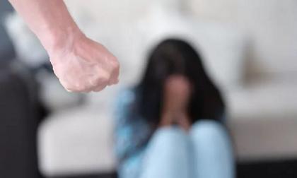 Νεαρή γυναίκα κρεμάστηκε από το μπαλκόνι για να γλιτώσει από τον σύντροφό της