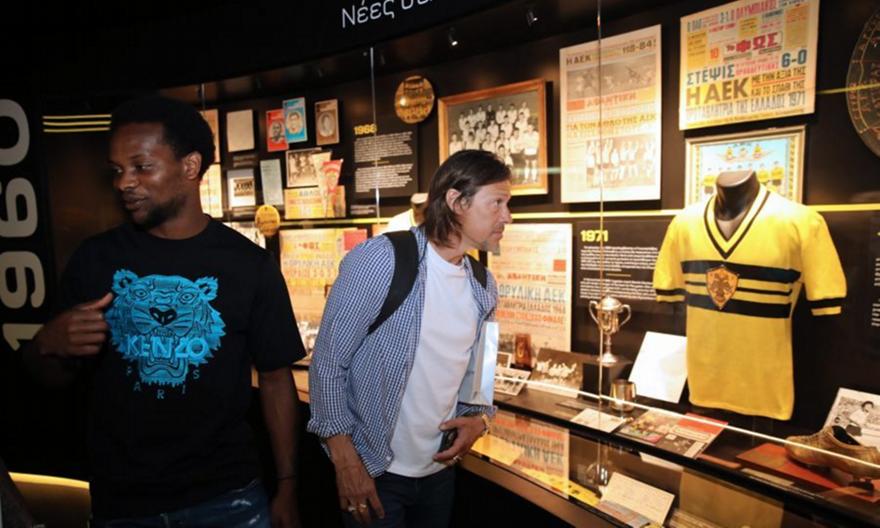 «Θα κερδίσετε και αυτό το πρωτάθλημα και θα γράψετε πάλι ιστορία»: Η επίσκεψη της ΑΕΚ στο Mουσείο Ιστορίας του κλαμπ