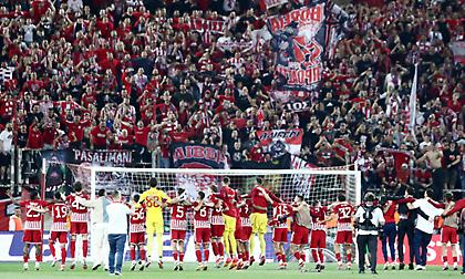 «Περαία μου, Περαία μου με τον Σαρωνικό σου...»: Το τραγούδι των εκστασιασμένων φίλων του Ολυμπιακού!