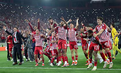 Παίκτες και κόσμος μια «γροθιά» τραγούδησαν ρυθμικά... το «είσαι στο μυαλό κάτι μαγικό»!