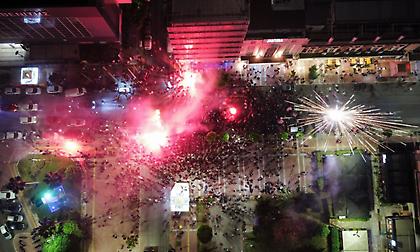 Τρέλα και έξαλλοι πανηγυρισμοί στο Πασαλιμάνι για την ιστορική πρόκριση του Ολυμπιακού!