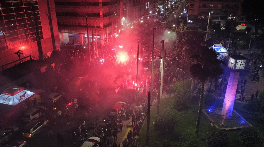 Ολυμπιακός: Τρέλα και έξαλλοι πανηγυρισμοί στο Πασαλιμάνι για την ιστορική πρόκριση