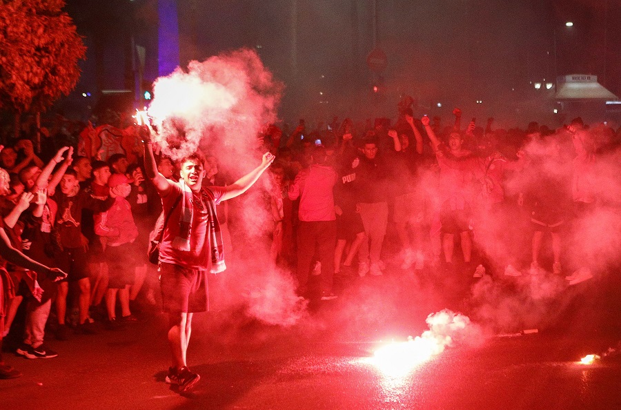 Ολυμπιακός: Τρέλα και έξαλλοι πανηγυρισμοί στο Πασαλιμάνι για την ιστορική πρόκριση