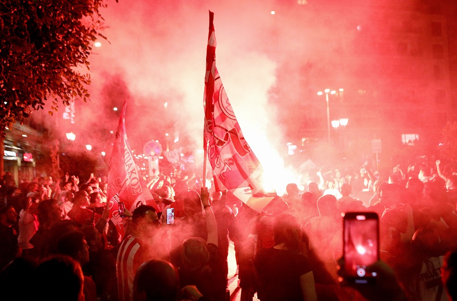 Ολυμπιακός: Τρέλα και έξαλλοι πανηγυρισμοί στο Πασαλιμάνι για την ιστορική πρόκριση