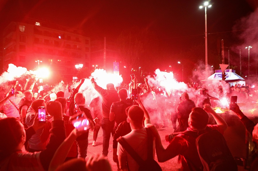 Ολυμπιακός: Τρέλα και έξαλλοι πανηγυρισμοί στο Πασαλιμάνι για την ιστορική πρόκριση