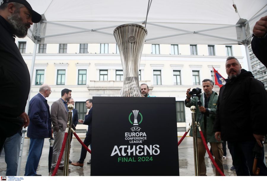 Conference League: Έφτασε στην Αθήνα το τρόπαιο