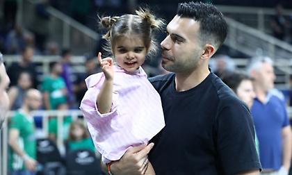 Τραγούδησε τον ύμνο του Παναθηναϊκού μαζί με την κόρη του ο Σλούκας (video)