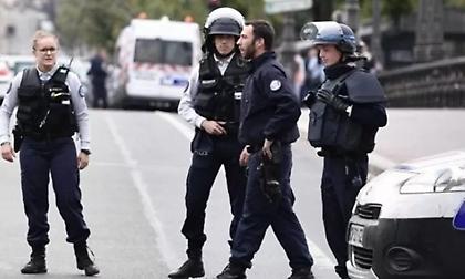 Γαλλία: Δυο αστυνομικοί τραυματίστηκαν από σφαίρες σε παρισινό τμήμα