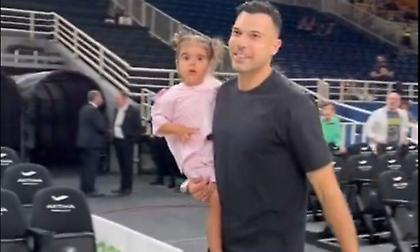 Μπήκε στο ΟΑΚΑ αγκαλιά με την κόρη του και αποθεώθηκε ο Σλούκας