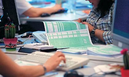 Χωρίς επιπλέον φόρο το 77% των φορολογικών δηλώσεων - Στα 349 ευρώ το μέσο ποσό της επιστροφής φόρου