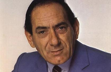 Σαν σήμερα 11/5: Ο στρατιωτικός Θεόδωρος Πάγκαλος απαγορεύει τις κοντές φούστες - 34 χρόνια χωρίς τον Στράτο Διονυσίου