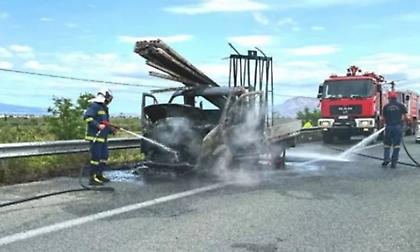 Φωτιά ξέσπασε σε φορτηγάκι εν κινήσει στην Πατρών-Κορίνθου - Διεκόπη η κυκλοφορία