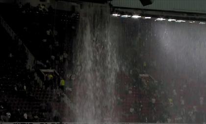 Απίστευτες εικόνες στο «Ολντ Τράφορντ»: Πλημμύρησε το γήπεδο από τη νεροποντή!